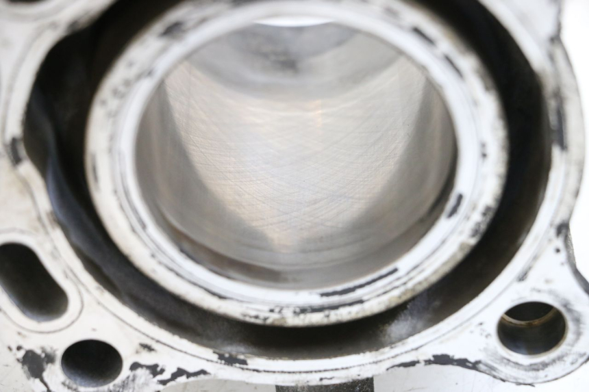 photo de CYLINDRE PISTON SUZUKI BURGMAN 125 (2007 - 2014) - Gros plan technique