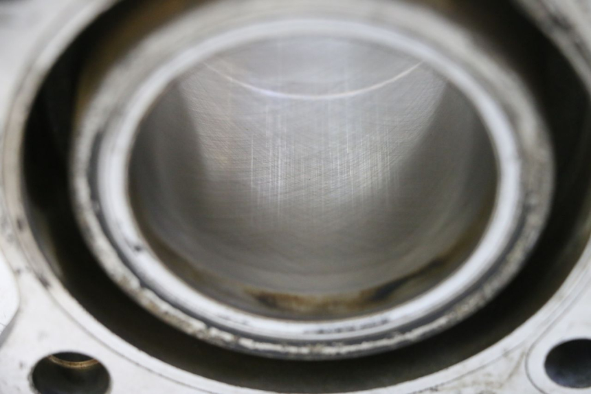 photo de CYLINDRE PISTON SUZUKI BURGMAN 125 (2007 - 2014) - Gros plan technique