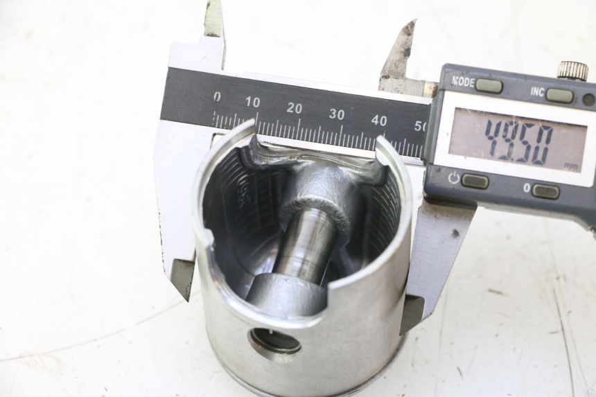 photo de CYLINDRE PISTON HM HONDA CRM DERAPAGE RR 50 (2006 - 2017) - Gros plan technique