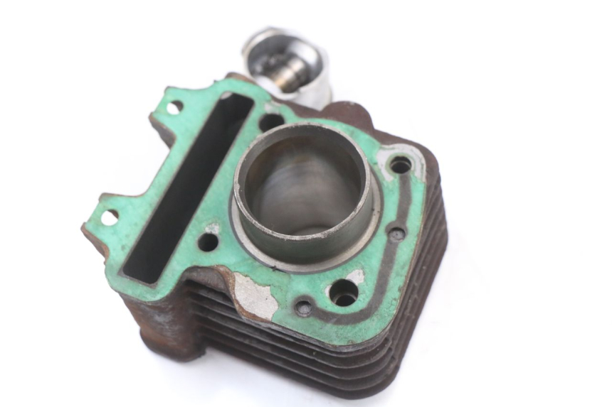 photo de CYLINDRE PISTON PIAGGIO FLY 4T 50 (2004 - 2010) - Gros plan technique
