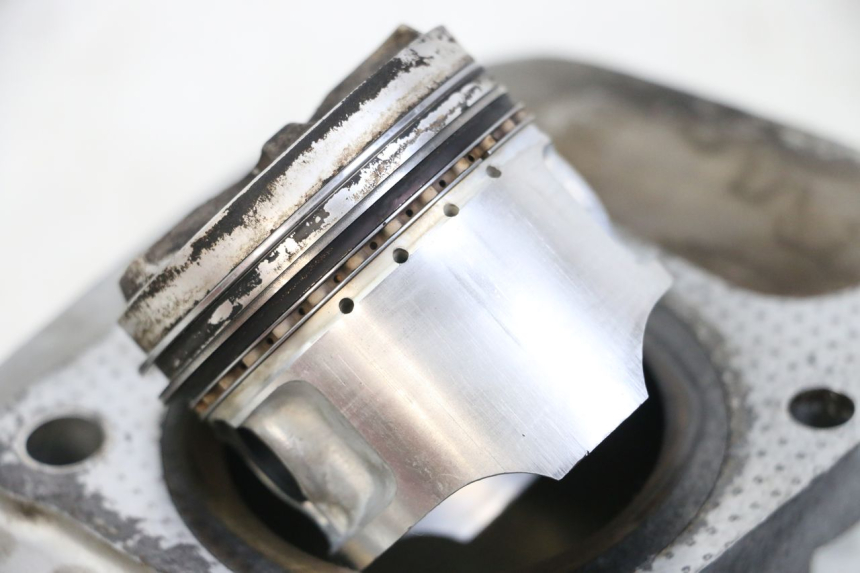 photo de CYLINDRE PISTON SUZUKI GSX E 250 (1982 - 1983) - Angle alternatif