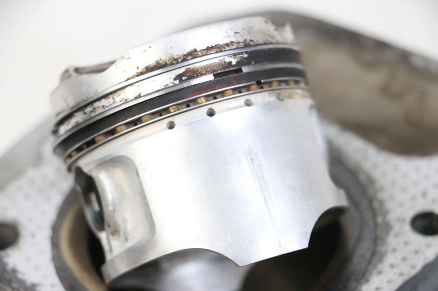photo de CYLINDRE PISTON SUZUKI GSX E 250 (1982 - 1983) - Aperçu profil