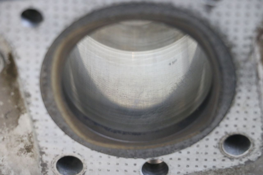 photo de CYLINDRE PISTON SUZUKI GSX E 250 (1982 - 1983) - Zoom état d’usage