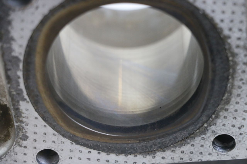 photo de CYLINDRE PISTON SUZUKI GSX E 250 (1982 - 1983) - Autre angle de vue