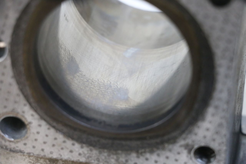 photo de CYLINDRE PISTON SUZUKI GSX E 250 (1982 - 1983) - Gros plan technique