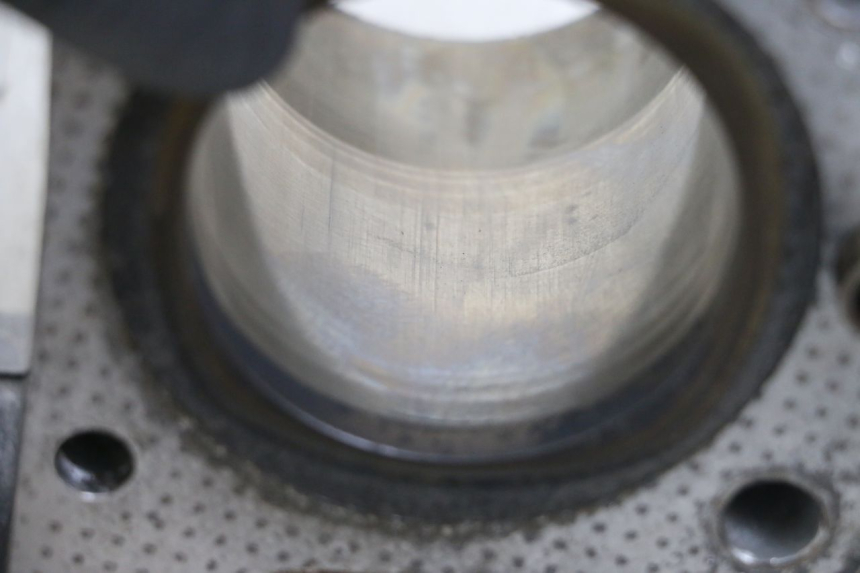 photo de CYLINDRE PISTON SUZUKI GSX E 250 (1982 - 1983) - Vue d’ensemble