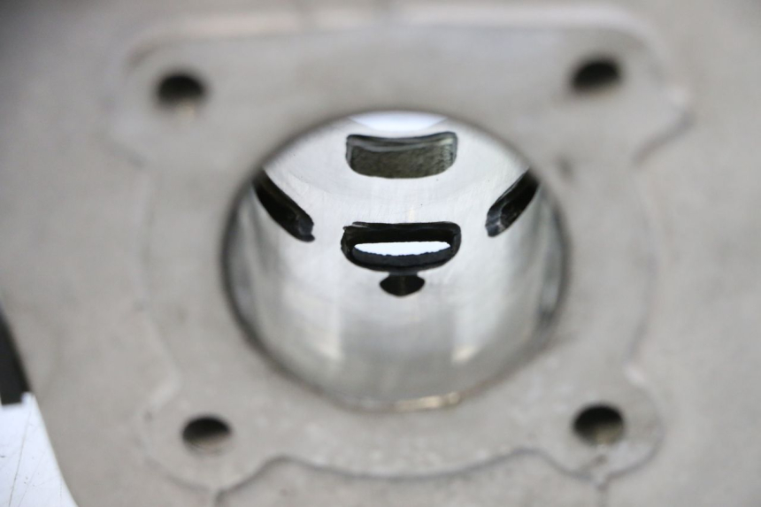 photo de CYLINDRE PISTON PEUGEOT KISBEE 2T 50 (2018 - 2022) - Gros plan technique