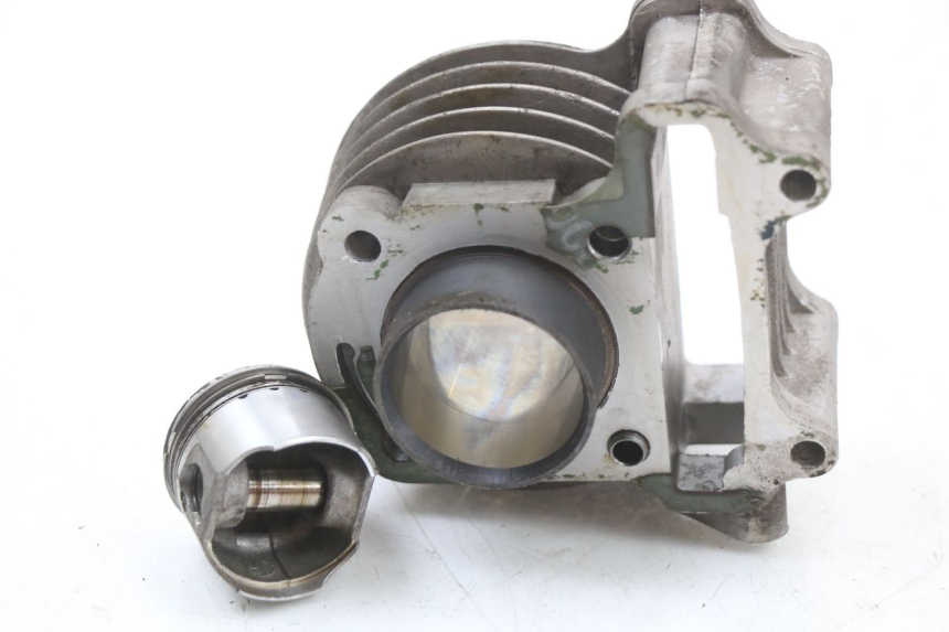photo de CYLINDRE PISTON PEUGEOT KISBEE 4T 50 (2018 - 2022) - Gros plan technique