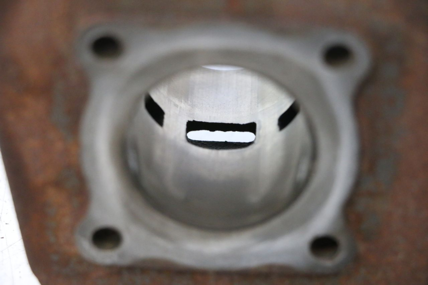 photo de CYLINDRE PISTON PEUGEOT LUDIX 50 (2005 - 2007) - Points de fixation
