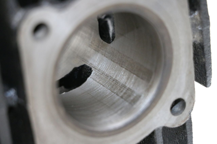 photo de CYLINDRE PISTON YAMAHA PW 80 (1983 - 2014) - Gros plan technique