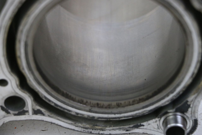 photo de CYLINDRE PISTON SUZUKI SV S 650 (1999 - 2002) - Gros plan technique