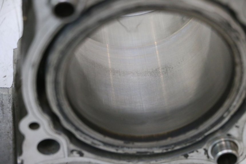 photo de CYLINDRE PISTON SUZUKI SV S 650 (1999 - 2002) - Gros plan technique