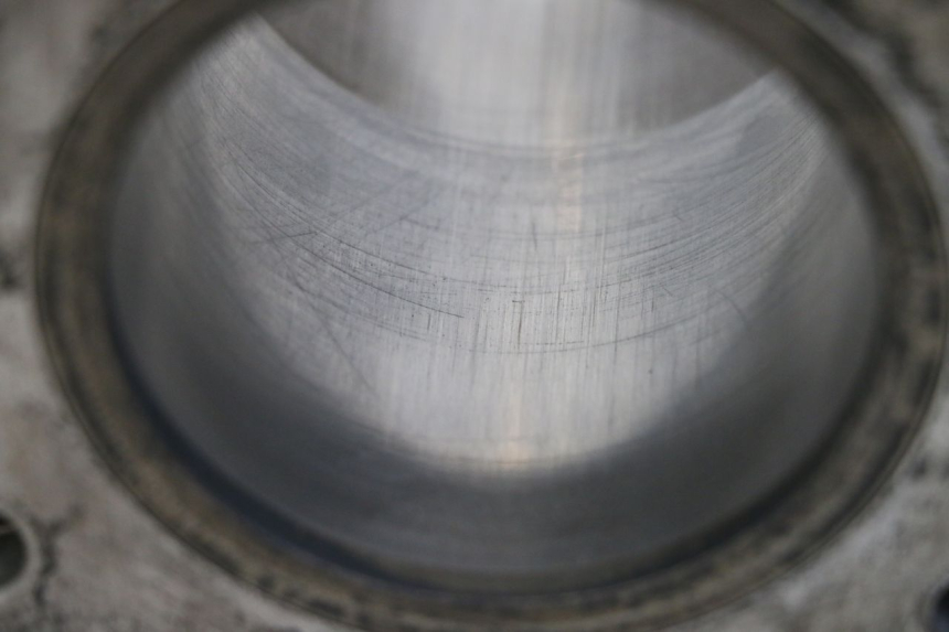 photo de CYLINDRE PISTON HONDA TRX 300 (1988 - 2000) - Gros plan technique