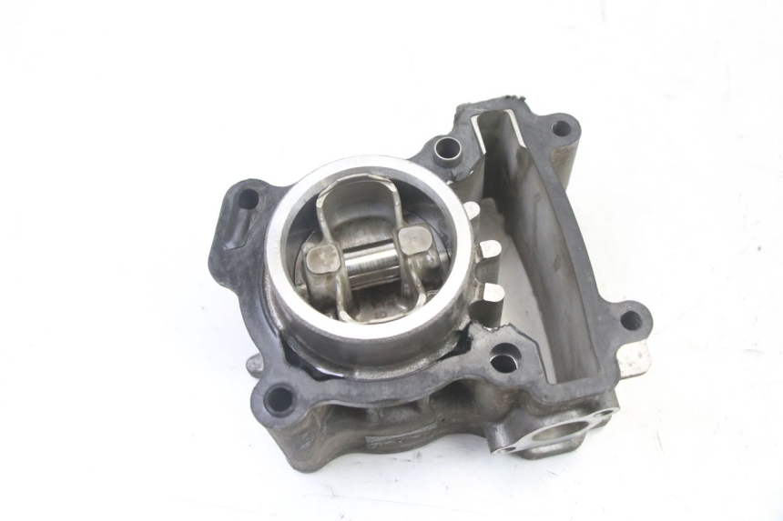 photo de CYLINDRE PISTON YAMAHA X-MAX XMAX 125 (2010 - 2013) - Gros plan technique