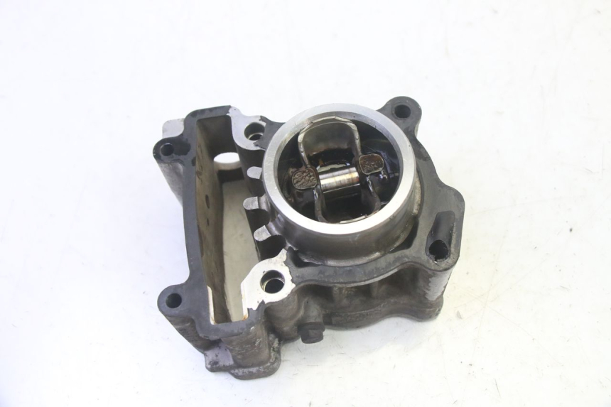 photo de CYLINDRE PISTON YAMAHA X-MAX XMAX 125 (2010 - 2013) - Gros plan technique