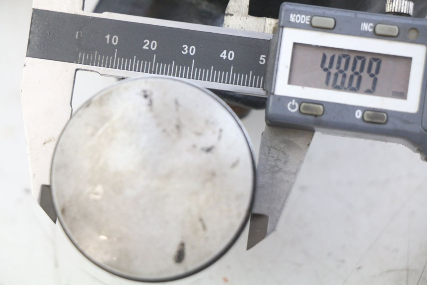 photo de CYLINDRE PISTON PEUGEOT XP6 50 (2006 - 2011) - Autre angle de vue