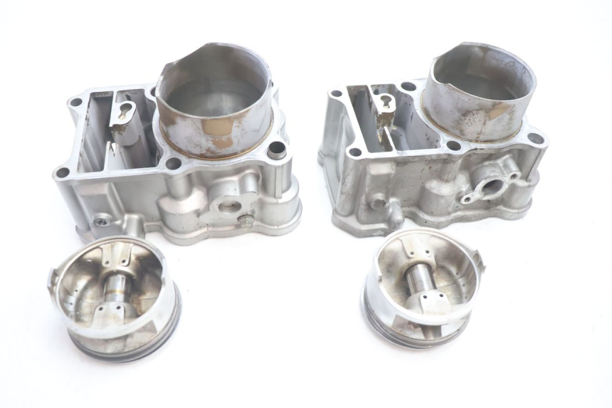 photo de CYLINDRE PISTON HONDA XRV AFRICA TWIN 750 (1990 - 1992) - Gros plan technique