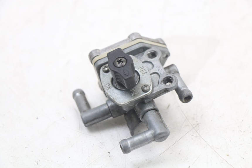 photo de DEPRESSION RESERVOIR SUZUKI GS F 500 (2004 - 2007) - Zoom état d’usage