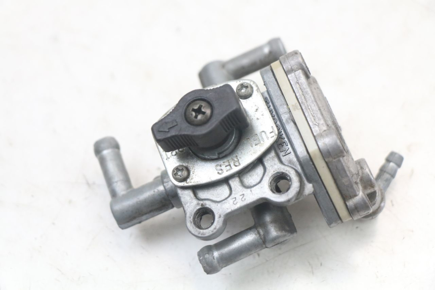 photo de DEPRESSION RESERVOIR SUZUKI GS F 500 (2004 - 2007) - Autre angle de vue