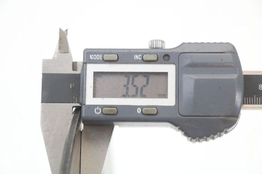 photo de DISQUE FREIN AVANT SUZUKI GN 125 (1997 - 2000) - Gros plan technique