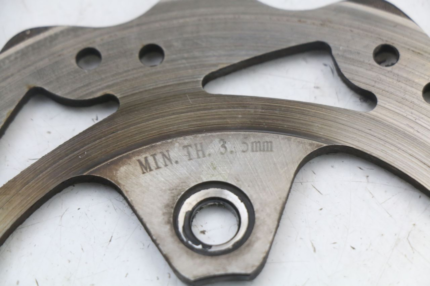 photo de DISQUE FREIN AVANT PEUGEOT KISBEE 4T 50 (2018 - 2022) - Gros plan technique