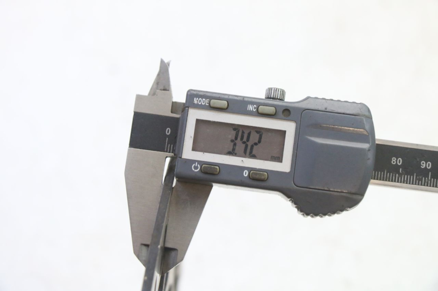 photo de DISQUE FREIN AVANT APOLLO RFZ 125 - Gros plan technique