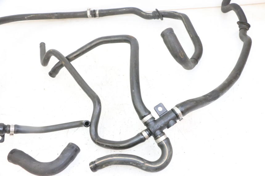 photo de DURITE RADIATEUR PIAGGIO VESPA GRANTURISMO 200 (2004 - 2005) - Gros plan technique