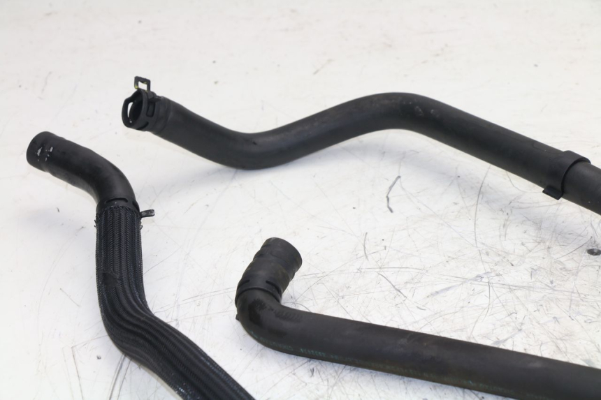 photo de DURITE RADIATEUR PEUGEOT SATELIS 125 (2010 - 2012) - Gros plan technique