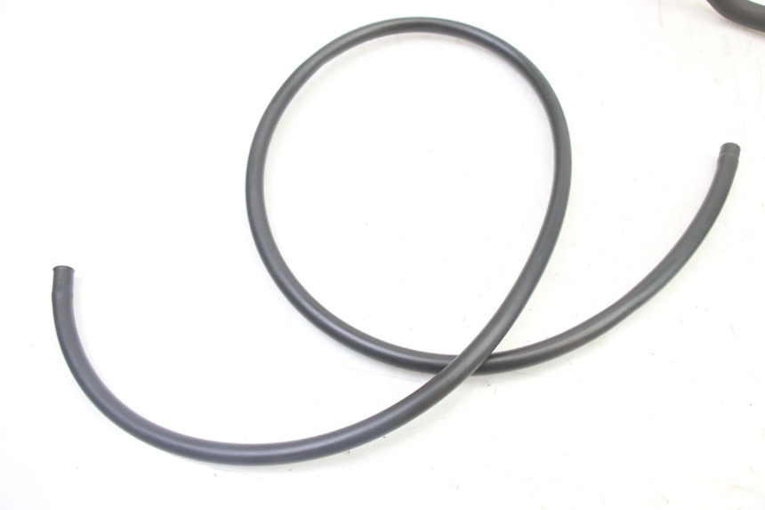 photo de DURITE RADIATEUR YAMAHA XMAX X-MAX 125 (2006 - 2009) - Gros plan technique