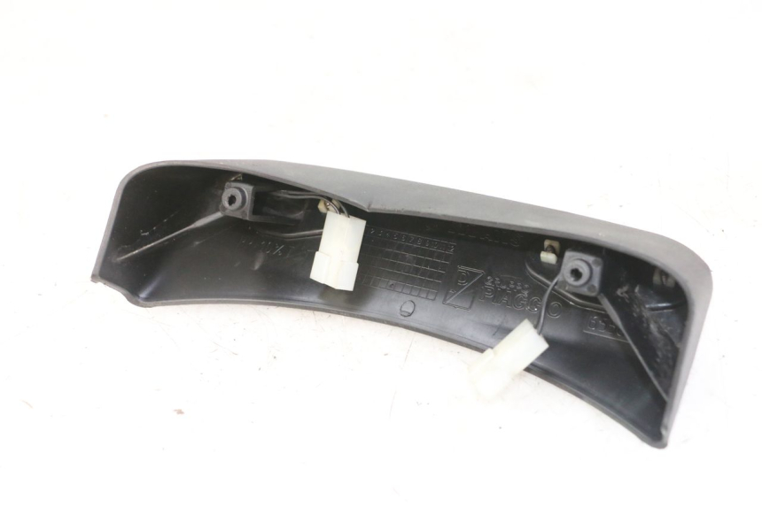 photo de ECLAIRAGE DE PLAQUE PIAGGIO MP3 LT 300 (2010 - 2016) - Détail de la pièce
