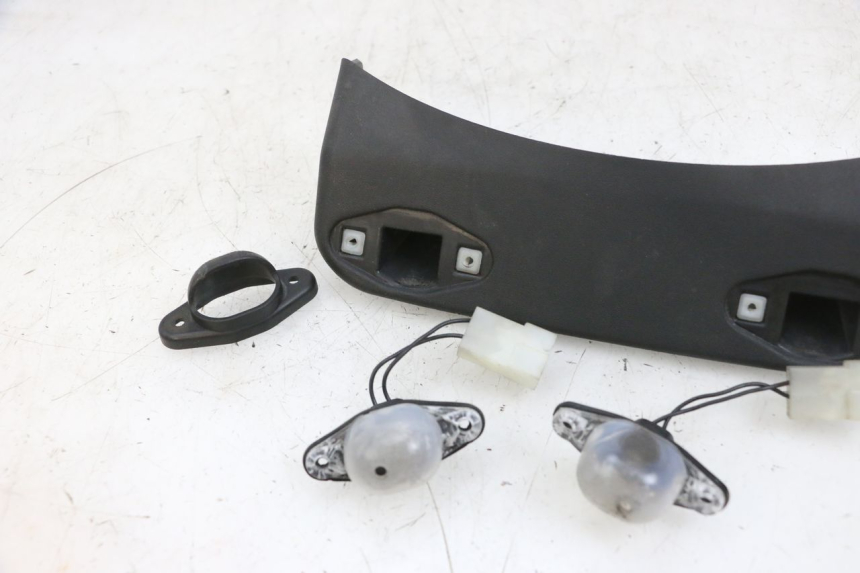 photo de ECLAIRAGE DE PLAQUE PIAGGIO MP3 RL 250 (2006 - 2010) - Points de fixation