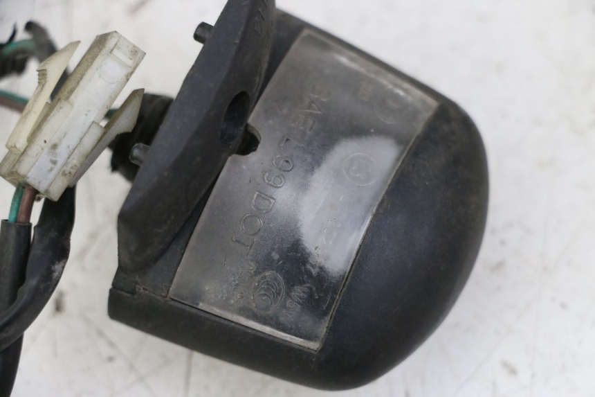 photo de ECLAIRAGE DE PLAQUE PEUGEOT SATELIS 125 (2013 - 2018) - Gros plan technique