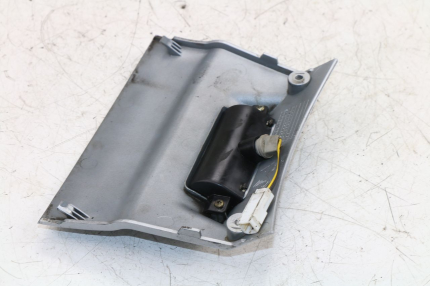 photo de ECLAIRAGE DE PLAQUE PIAGGIO X8 STREET 125 (2006 - 2007) - Gros plan technique