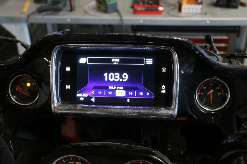 photo de ECRAN MULTIMEDIA HARLEY DAVIDSON ROAD GLIDE FLTRXSE 1920 (2018 - 2022) - Gros plan technique