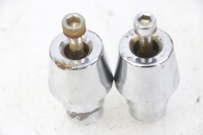 photo de EMBOUT DE GUIDON PEUGEOT SATELIS 125 (2013 - 2018) - Gros plan technique