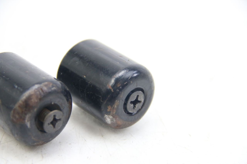 photo de EMBOUT DE GUIDON SUZUKI SIXTEEN 125 (2008 - 2010) - Détail de la pièce