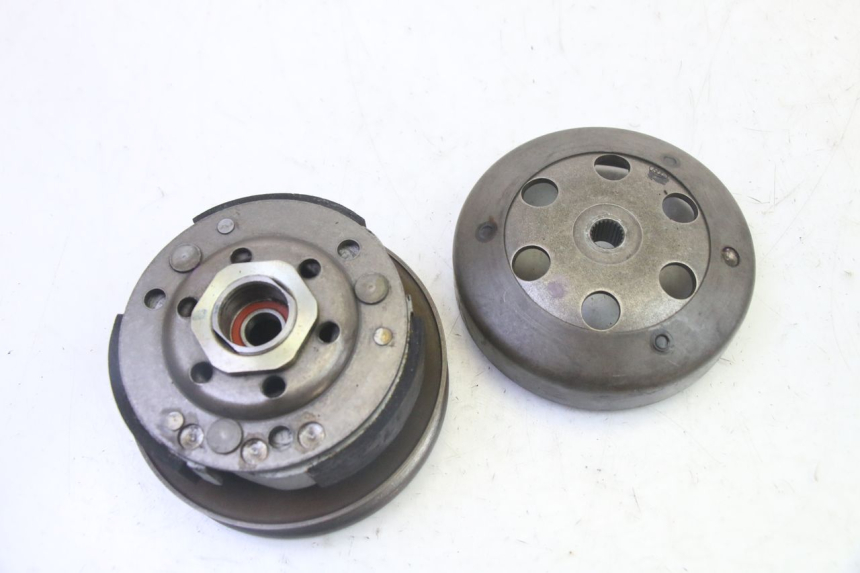 photo de EMBRAYAGE PEUGEOT ELYSTAR 50 (2002 - 2014) - Gros plan technique