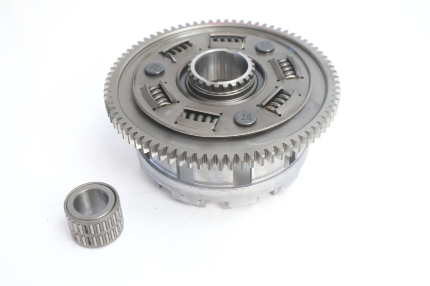 photo de EMBRAYAGE SUZUKI GSR 600 (2005 - 2012) - Gros plan technique
