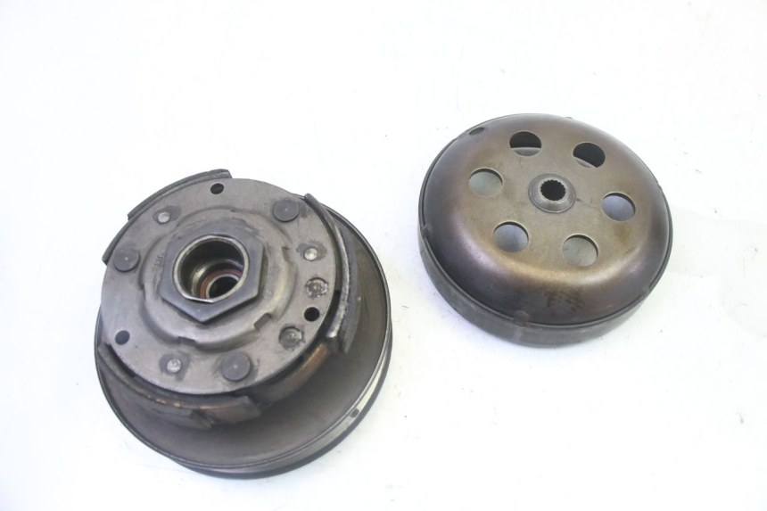 photo de EMBRAYAGE PEUGEOT SATELIS 125 (2013 - 2018) - Gros plan technique