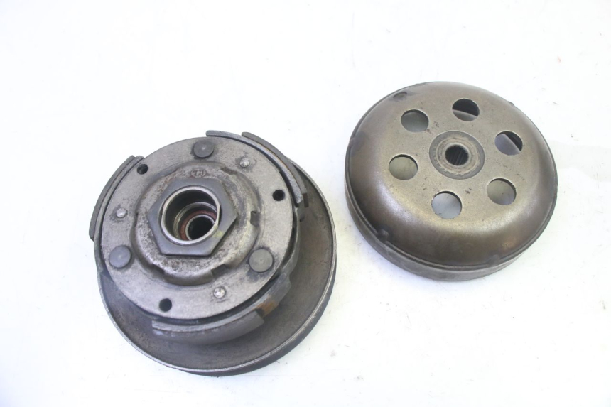 photo de EMBRAYAGE PEUGEOT SATELIS 125 (2013 - 2018) - Gros plan technique