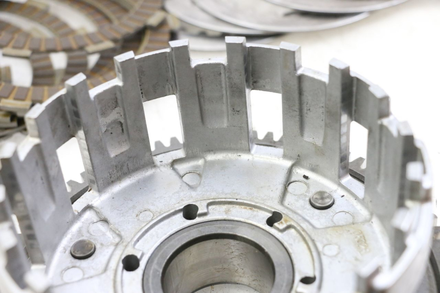 photo de EMBRAYAGE SUZUKI GSR 750 (2011 - 2017) - Points de fixation