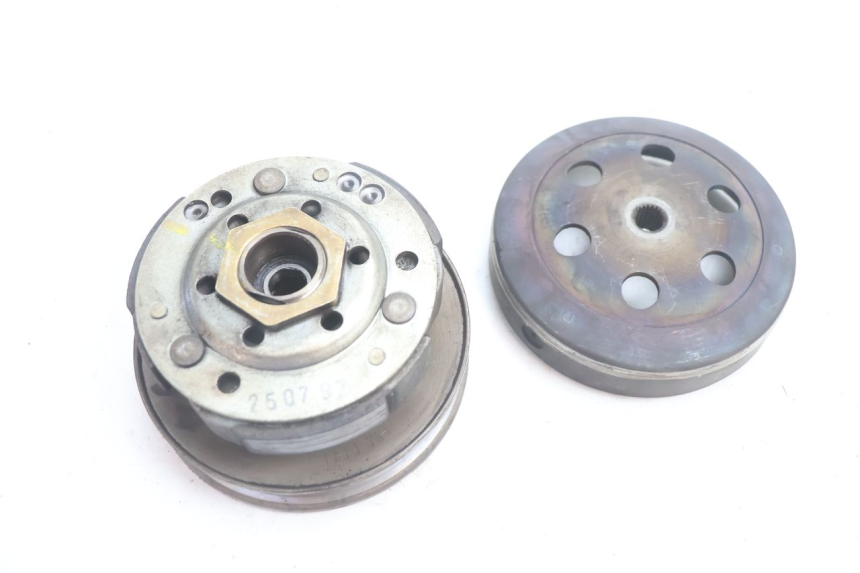 photo de EMBRAYAGE PEUGEOT TREKKER 50 (1995 - 2004) - Gros plan technique