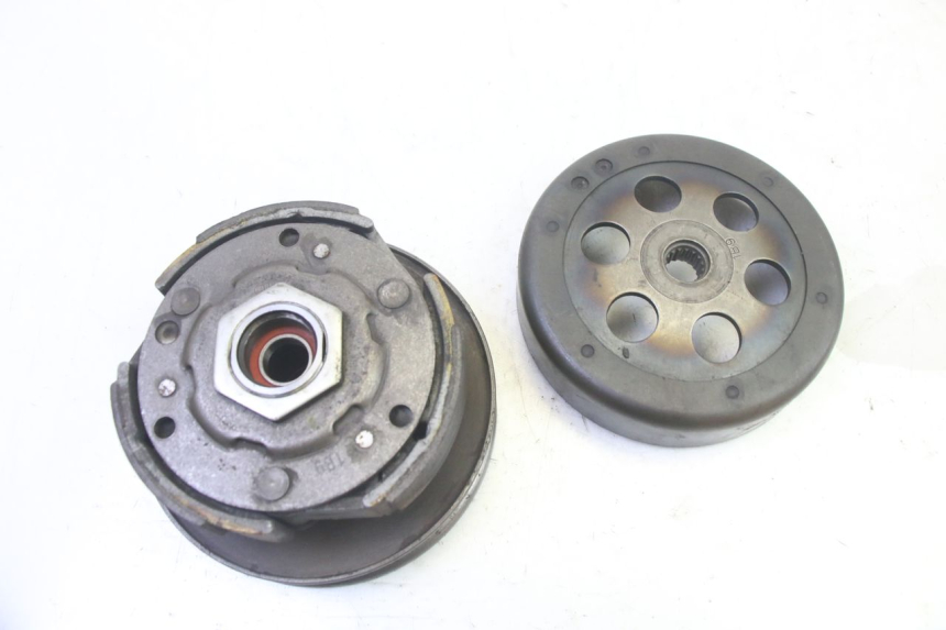 photo de EMBRAYAGE YAMAHA X-MAX XMAX 125 (2010 - 2013) - Gros plan technique