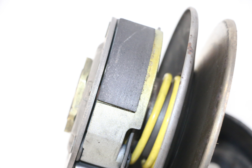 photo de EMBRAYAGE YAMAHA YP MAJESTY 125 (2002 - 2006) - Gros plan technique