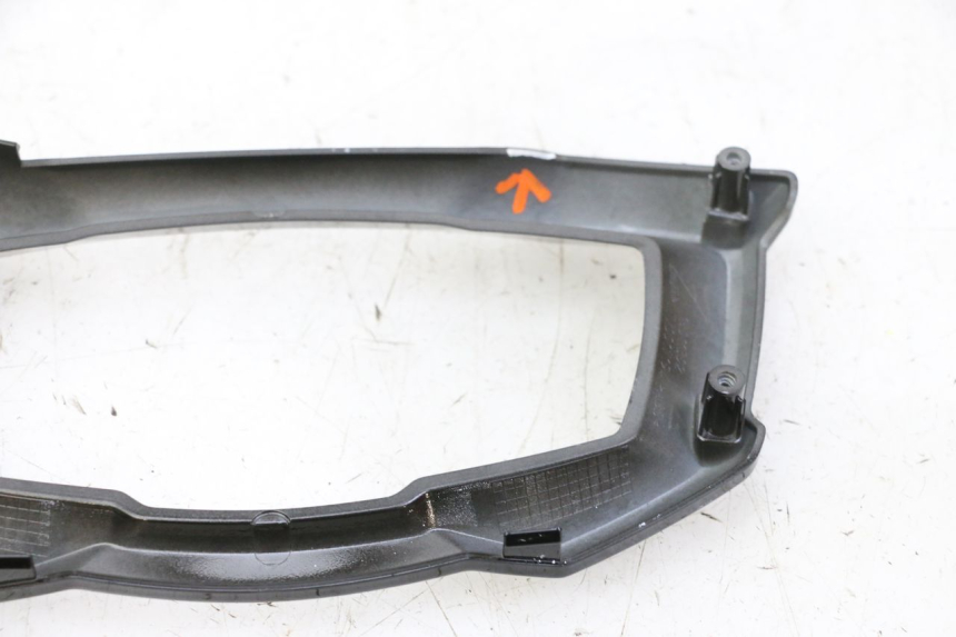 photo de ENTOURAGE COMPTEUR PIAGGIO MP3 HPE 310 (2024 - 2025) - Gros plan technique