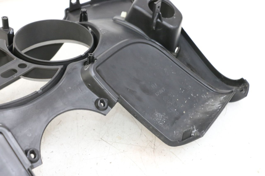 photo de ENTOURAGE COMPTEUR PIAGGIO MP3 125 (2006 - 2014) - Autre angle de vue