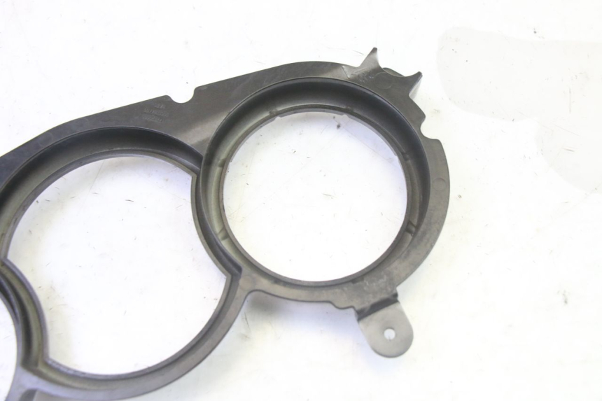 photo de ENTOURAGE COMPTEUR PEUGEOT SATELIS 125 (2013 - 2018) - Points de fixation