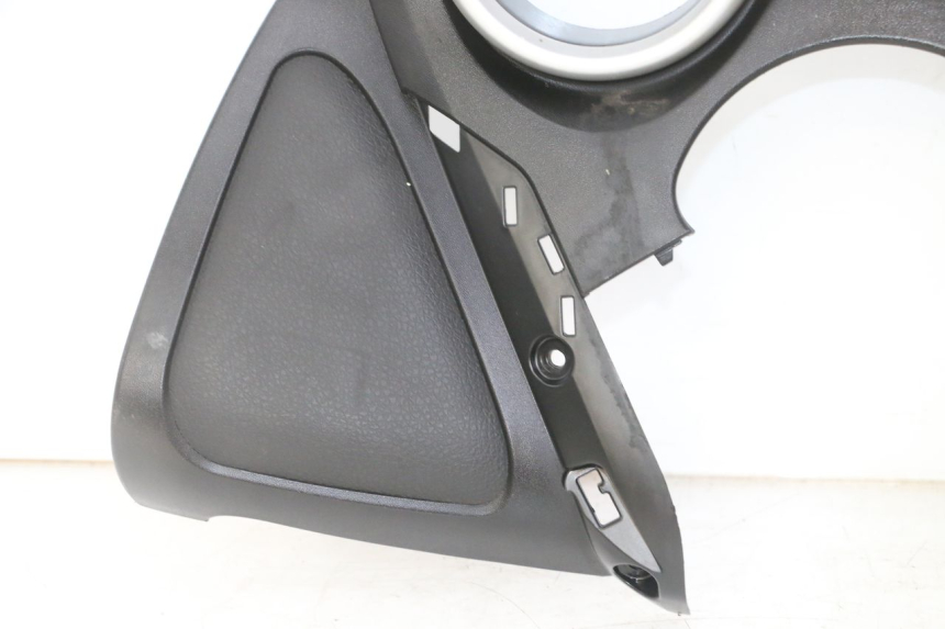 photo de ENTOURAGE COMPTEUR YAMAHA X-MAX XMAX 125 (2010 - 2013) - Gros plan technique