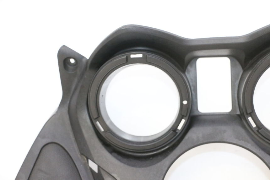 photo de ENTOURAGE COMPTEUR YAMAHA X-MAX XMAX 125 (2010 - 2013) - Vue rapprochée