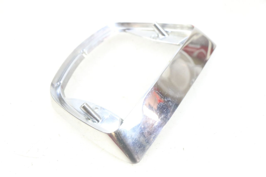 photo de ENTOURAGE FEU ARRIERE PIAGGIO VESPA LX 2T 50 (2005 - 2013) - Détail de la pièce